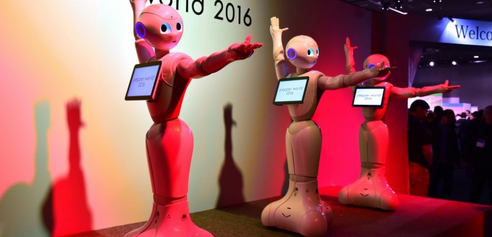 3 robots Pepper qui danse lors d'une convention